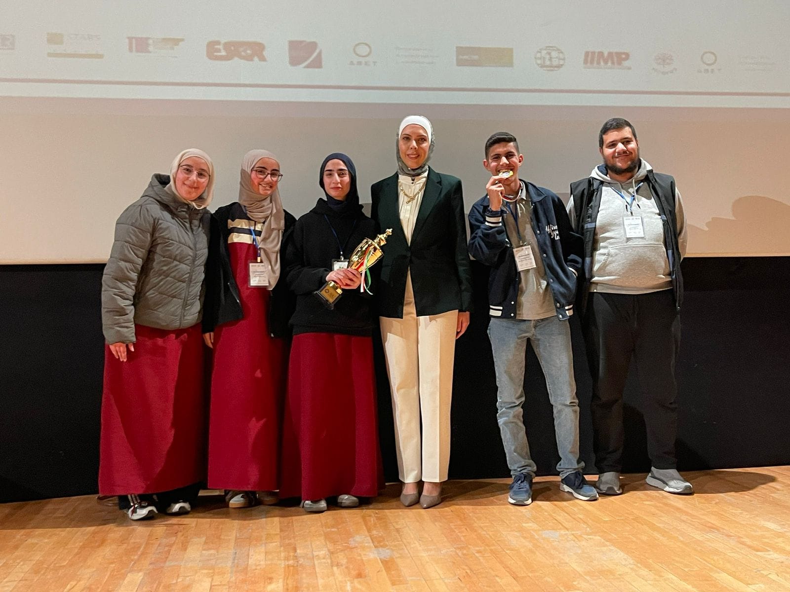 طلبة منارة الأمل يتألقون في مسابقة المترجم الواعد